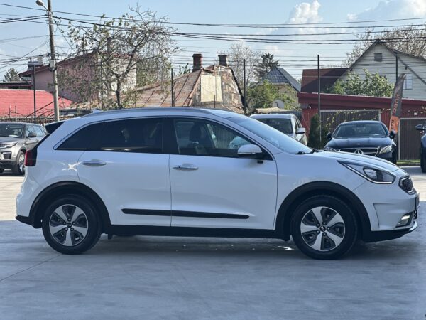 Kia Niro 1.6 Hybrid Active AUTOMAT /HYBRID /ALB PELAT /2016/XENON/NAVI