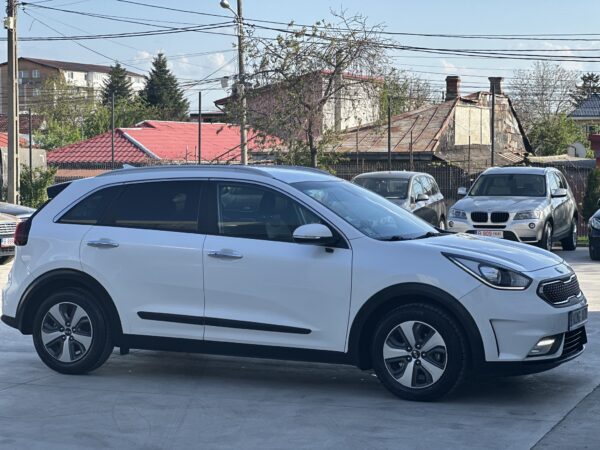 Kia Niro 1.6 Hybrid Active AUTOMAT /HYBRID /ALB PELAT /2016/XENON/NAVI