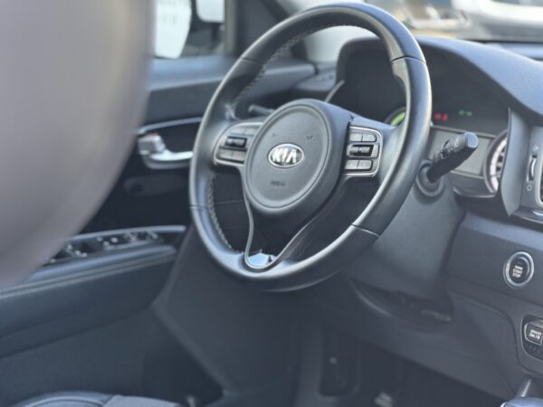 Kia Niro 1.6 Hybrid Active AUTOMAT /HYBRID /ALB PELAT /2016/XENON/NAVI