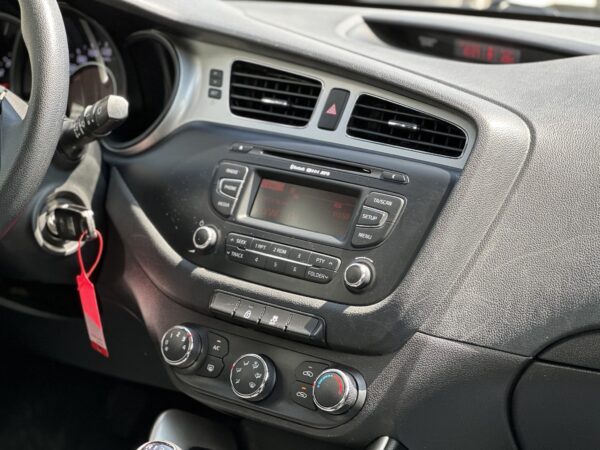 Kia cee'd 1.4 CRDi Cool Diesel / Manual  / 2012