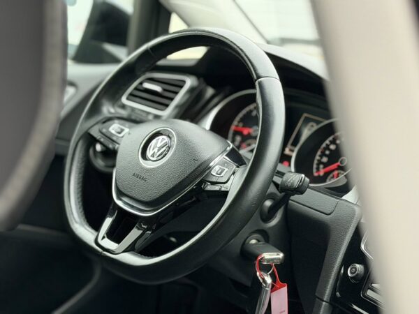 Volkswagen Golf VII 1.6 TDI Highline BlueMotion