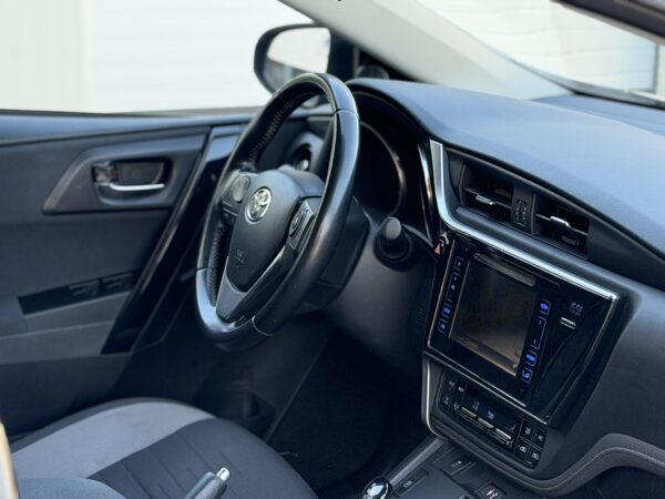 Toyota Auris 1.8 Hybrid Design Edition