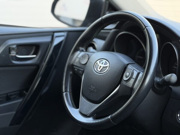 Toyota Auris 1.8 Hybrid Design Edition