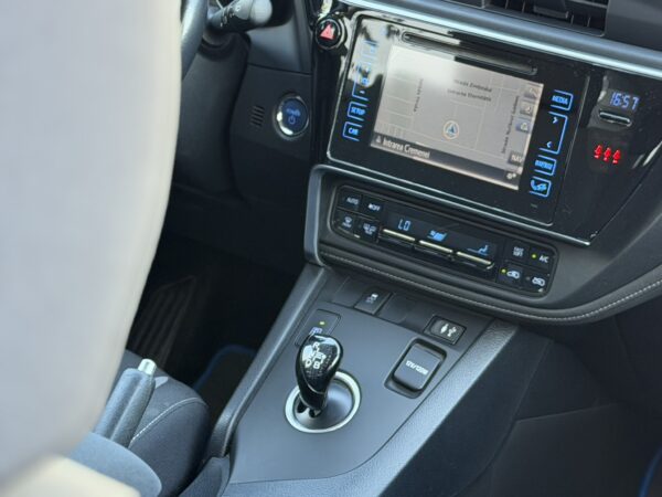 Toyota Auris 1.8 Hybrid Design Edition