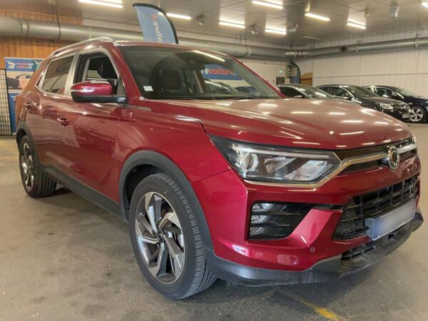 SsangYong Korando 2020 roșu, vedere față-dreapta