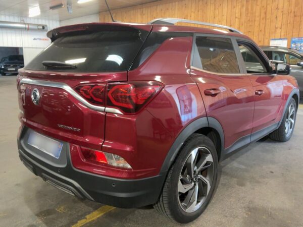 SsangYong Korando 2020 roșu, vedere spate-dreapta