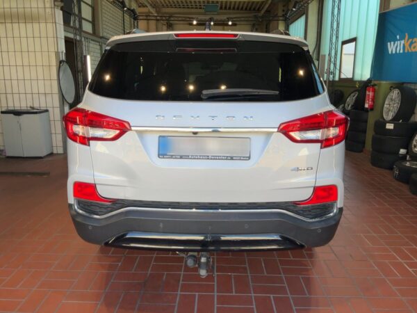 SsangYong Rexton 2019 gri, din spate