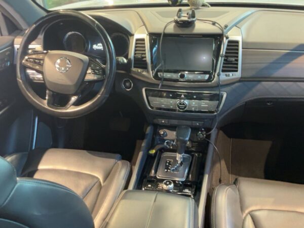SsangYong Rexton 2019 gri, bord și consolă centrală