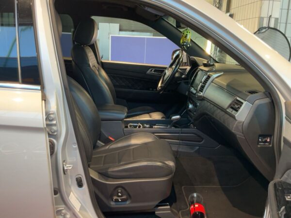 SsangYong Rexton 2019 gri, scaune față din piele