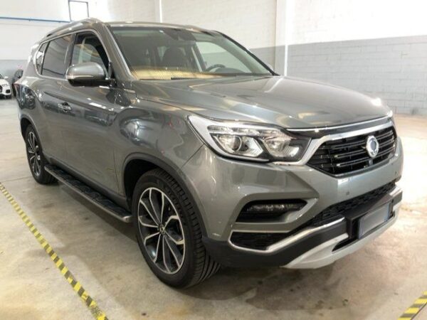 SsangYong Rexton 2019 gri, vedere față-dreapta
