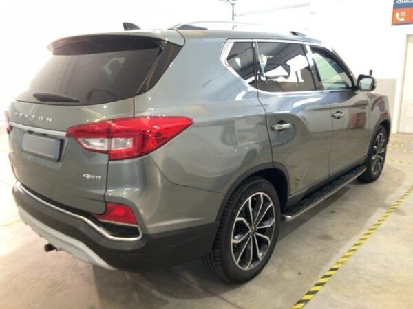 SsangYong Rexton 2019 gri, vedere spate-dreapta