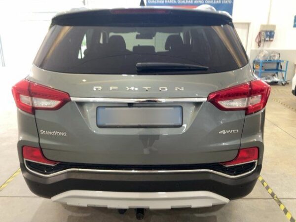 SsangYong Rexton 2019 gri, vedere din spate