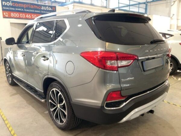 SsangYong Rexton 2019 gri, vedere spate-stânga